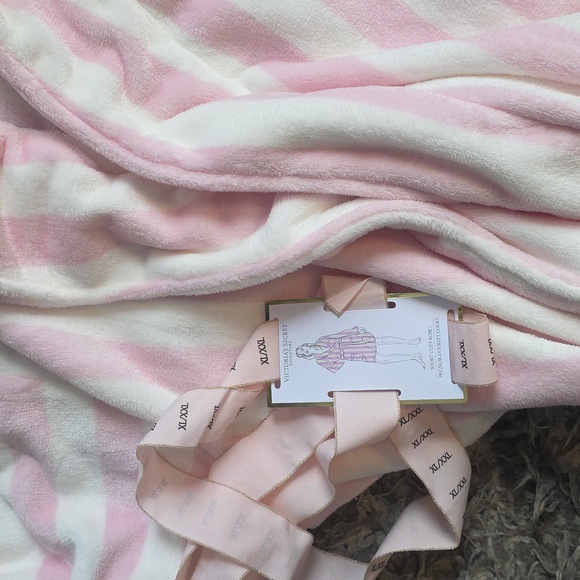 NEW! VS Fuzzy Robe Sz XL/XXL - Picture 3 of 4